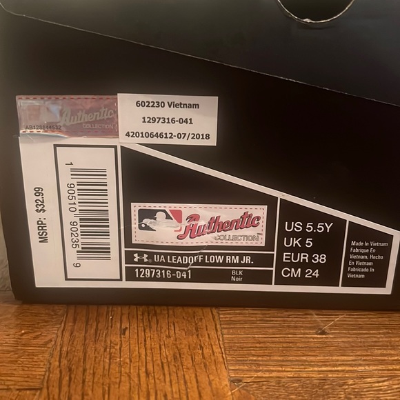 NEW IN THE BOX Under Armour Baseball Cleats Youth 5.5 - Picture 2 of 7